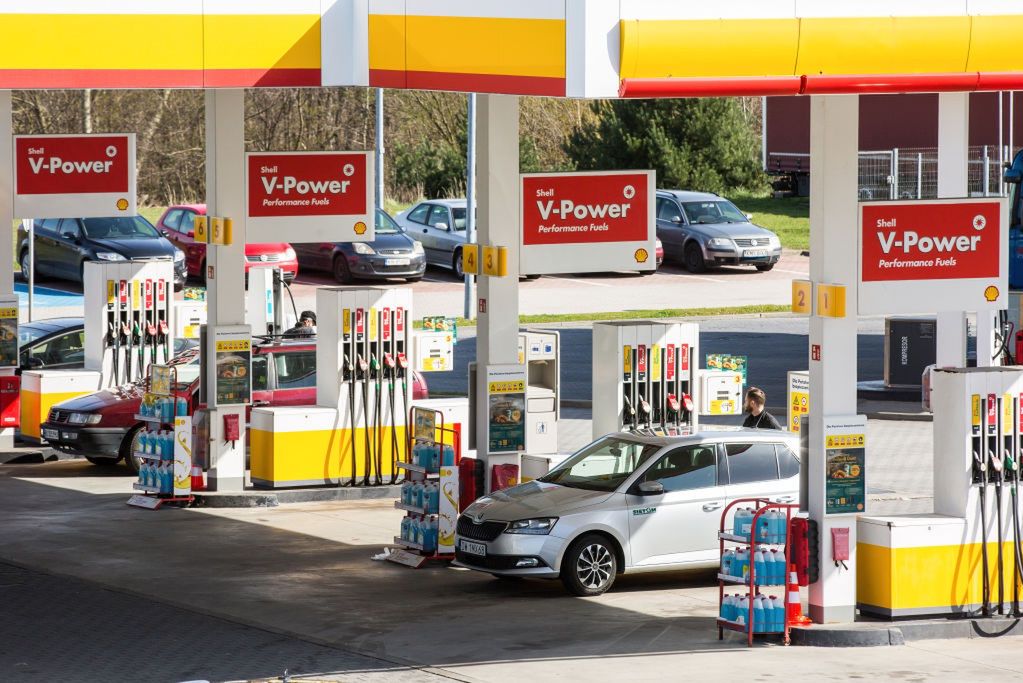 Shell eyes BP takeover amid falling oil prices and market shifts