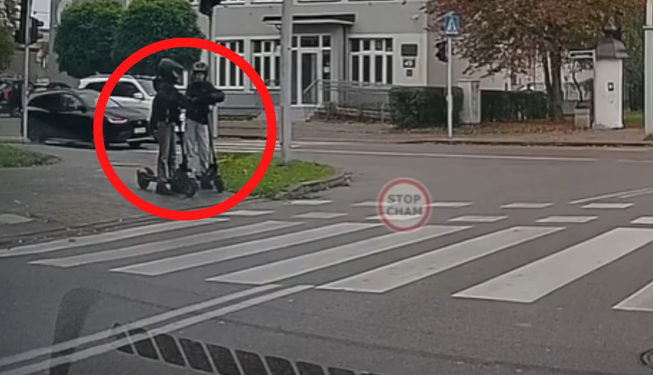 Nastolatkowie na hulajnogach. Nadjechał Ford. Dramatyczne sceny