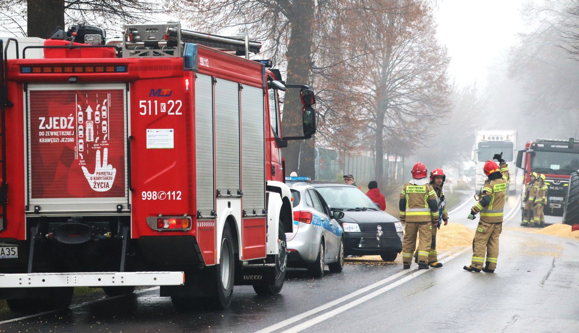 W Przeciszowie, w ciągu DK 44, traktor z kukurydzą wylądował w rowie.