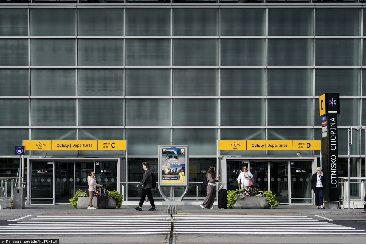 Ewakuacja na lotnisku Chopina w Warszawie. Na miejscu służby