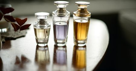 Woda perfumowana a woda toaletowa. Jakie są różnice pomiędzy zapachami? Poznaj najważniejsze informacje