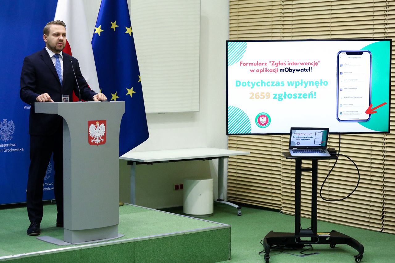 Wiceminister klimatu i środowiska Jacek Ozdoba podczas konferencji prasowej "Formularz GIOŚ - zgłoś interwencję w aplikacji mObywatel"
