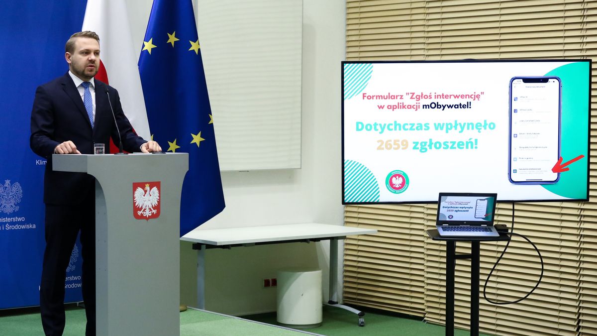 Warszawa, 10.11.2022. Wiceminister klimatu i środowiska Jacek Ozdoba podczas konferencji prasowej "Formularz GIOŚ - zgłoś interwencję w aplikacji mObywatel", 10 bm. w siedzibie Ministerstwa Klimatu i Środowiska w Warszawie. (mr) PAP/Tomasz Gzell