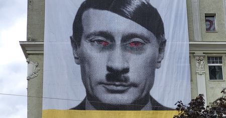 Putin zawisł w Poznaniu. Ogromna grafika na kamienicy