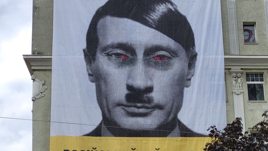 Baner z wizerunkiem Putina w centrum Poznania