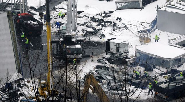 Chorzów, 28.01.2021. Obchody 15. rocznicy zawalenia hali MTK, 28 bm. w Chorzowie. Uroczystości odbyły się przed stojącym obok miejsca tragedii pomnikiem. W katastrofie zginęło 65 osób, ponad 140 zostało rannych, 26 z nich doznało ciężkiego uszczerbku na zdrowiu. Była to największa katastrofa budowlana w historii Polski. (amb) PAP/Andrzej Grygiel