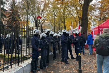Była z wnuczkiem pod TK. Usłyszała, że zatrzymano kogoś z nożem