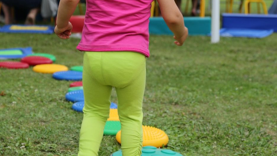 Obraz Carole LR z Pixabay/ Nowy plac zabaw przy Żłobku Miejskim w Pułtusku z bezpieczną nawierzchnią i drewnianymi zabawkami.