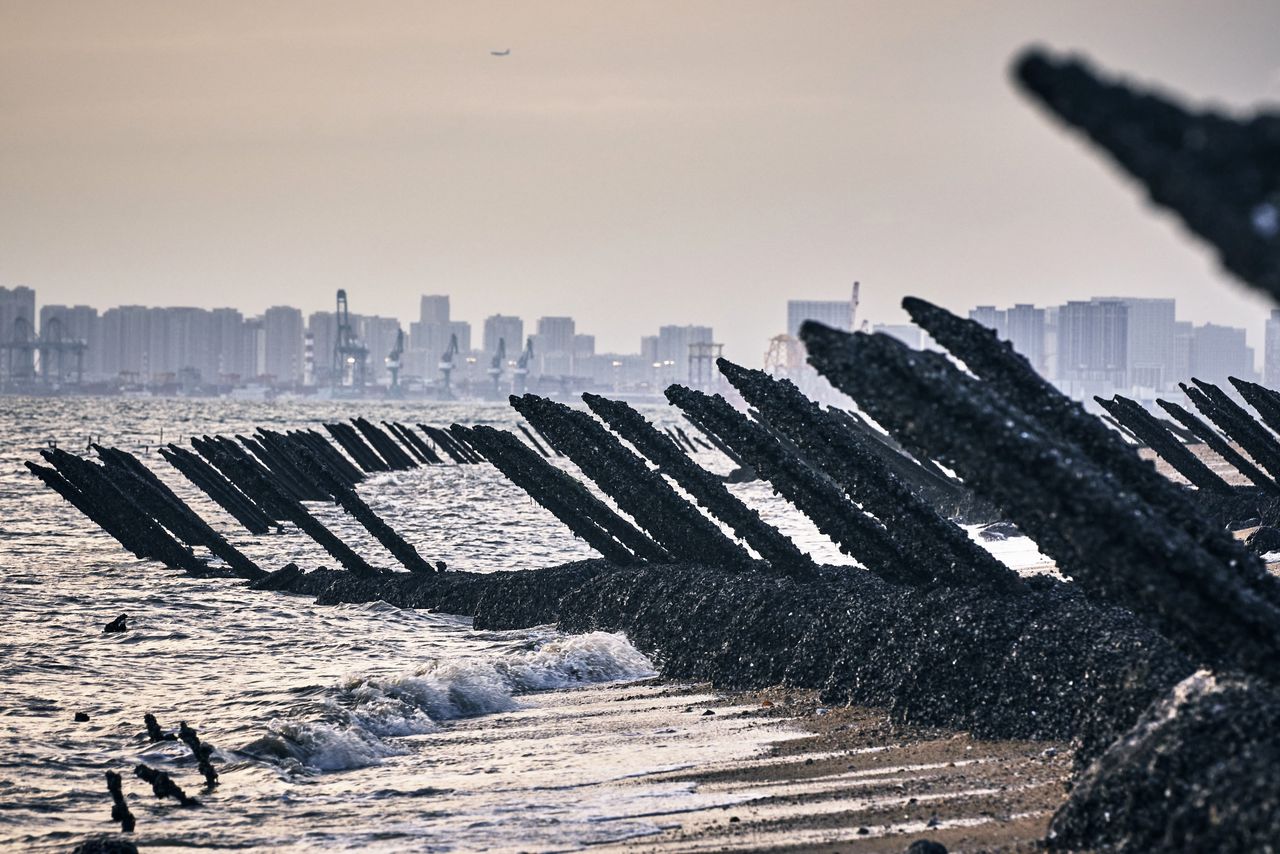 Umocnienia przeciwdesantowe na plaży na wyspie Kinmen wchodzącej w skład Tajwanu. W tle widać chińskie miasto Xiamen
