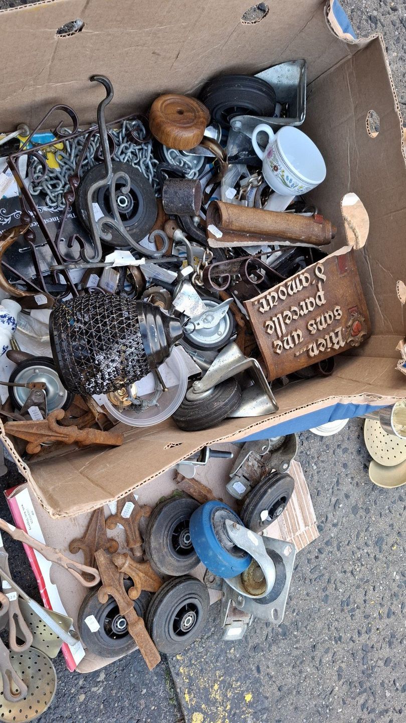 Skarby z giełdy staroci w Zielonej Górze. Monety, szkło, figurki, narzędzia i PRL-owskie klimaty - sprawdziliśmy, co warto upolować