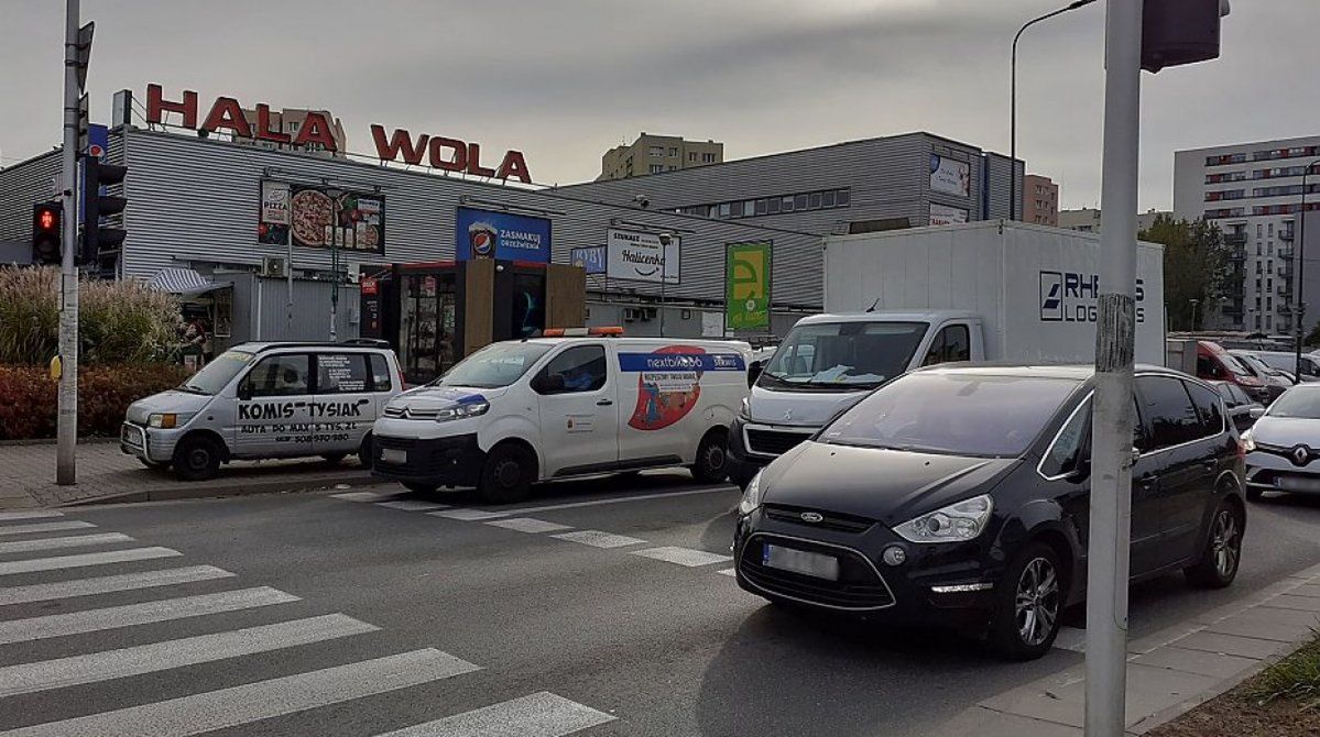 Warszawa: Chaos na skrzyżowaniu. Prosta zmiana zmieniłaby wszystko