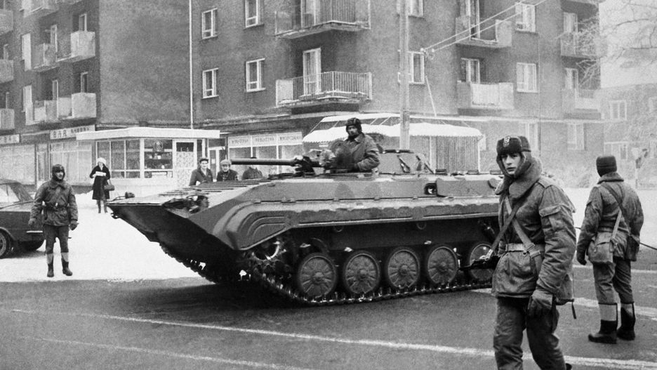 Stan wojennyPHOTO: EAST NEWS/WOJTEK LASKI 
Stan wojenny. Wojsko na ulicach Warszawy, grudzien 1981.
N/z: zolnierze w czolgu kontroluja ruch na ulicach

MARTIAL LAW IN WARSAWWOJTEK LASKI