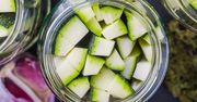 Cukiniowe słupki w zalewie. Zanim zakręcicie słoik dodajcie 1 gałązkę na górę