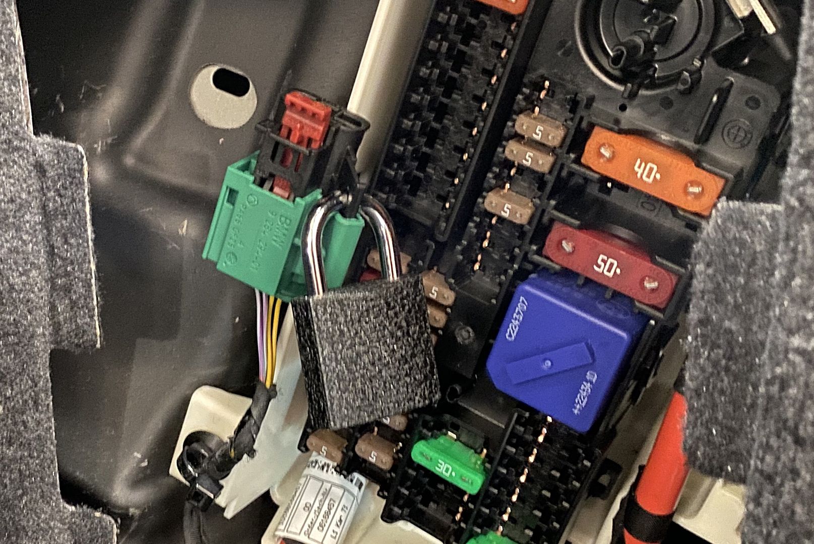 Zwora serwisowa zabezpieczona przez mechanika kłódką na czas naprawy. Użytkownik auta nie powinien się nią interesować. 