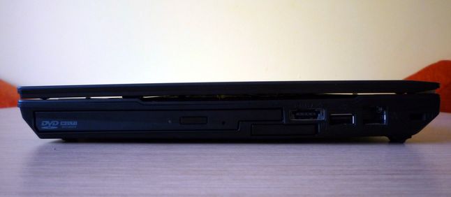 ASUSPRO B33E - ścianka prawa (nagrywarka DVD, eSATA/USB 2.0 combo, ExpressCard 34 mm, USB 2.0, LAN, Kensington Lock)