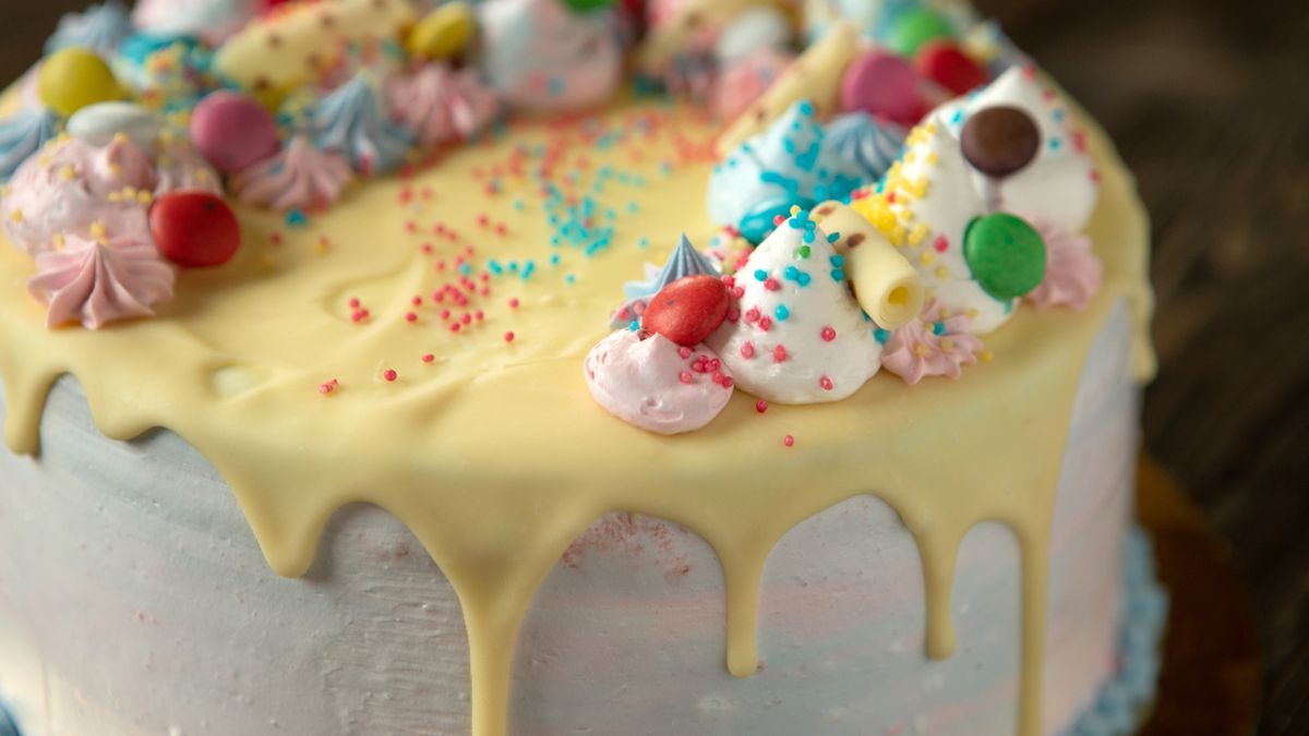 Tort dla dziecka można ozdobić na różne sposoby