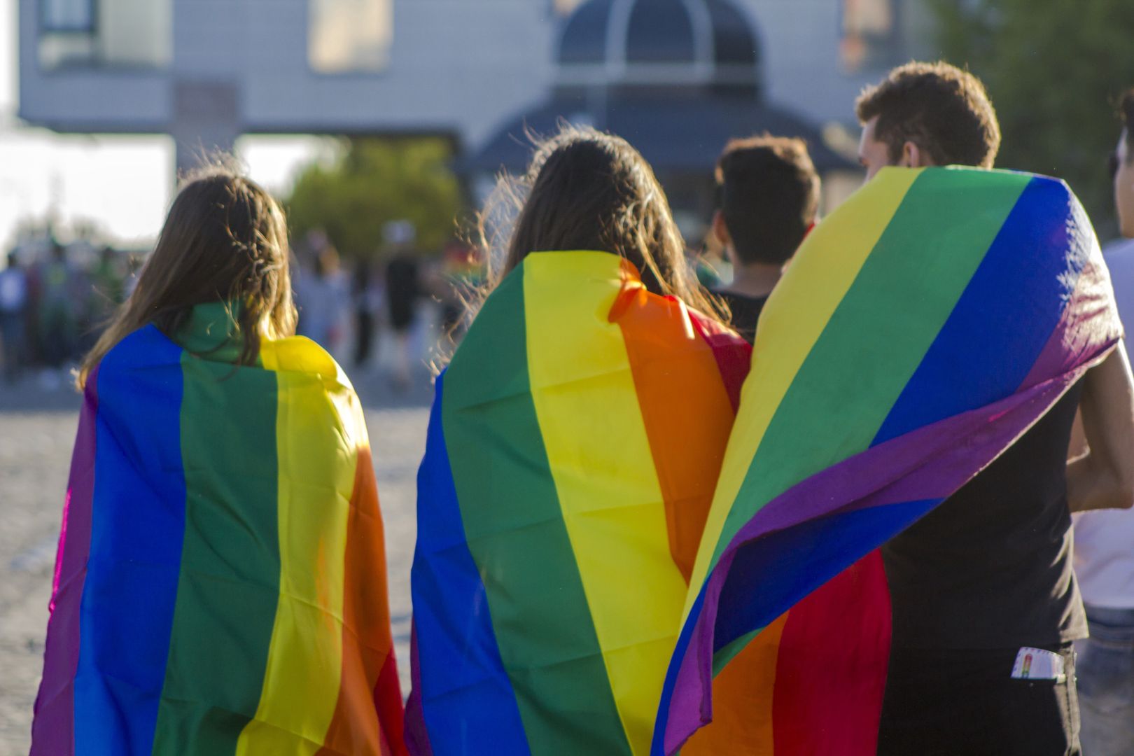 Młodzi ludzie wspierający społeczność LGBT