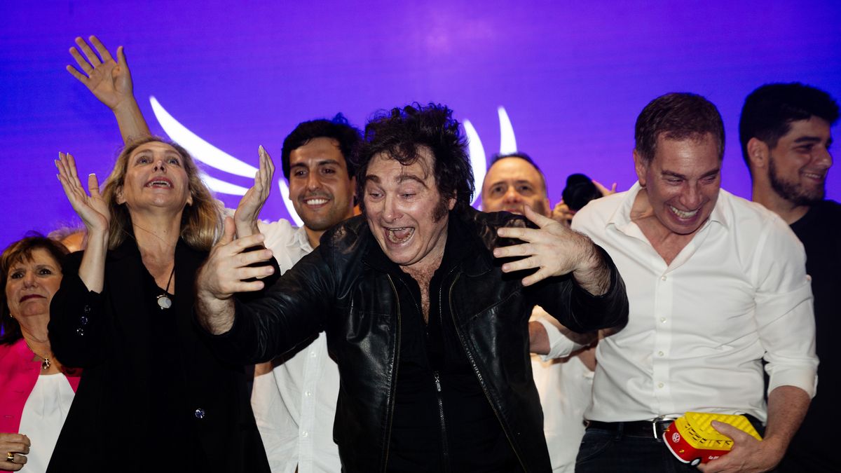 Javier Milei Attends The Closing Campaign Rally For La Libertad Avanza Ahead Mid-term Election
ROSARIO, ARGENTINA - OCTOBER 23: President of Argentina Javier Milei waves to supporters after his speech during a closing campaign rally ahead the mid-term election on October 23, 2025 in Rosario, Argentina. (Photo by Tomas Cuesta/Getty Images)
Tomas Cuesta
