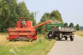 Rolnicy ruszyli w pola. Ludzie dzwonią na policję