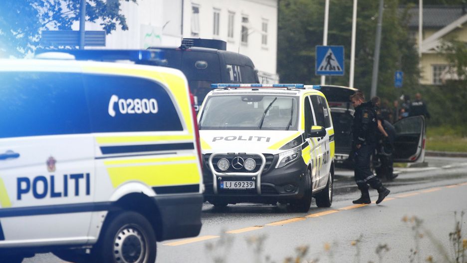 Strzelanina w meczecie w Oslo
Police attend the scene after a shooting inside the al-Noor Islamic center mosque in Baerum outside Oslo, Norway, Saturday Aug. 10, 2019.  Norwegian police say one person has been shot and lightly injured during a shooting incident at a mosque in a western suburb of the capital.(Terje Pedersen / NTB scanpix via AP)
NTB Scanpix