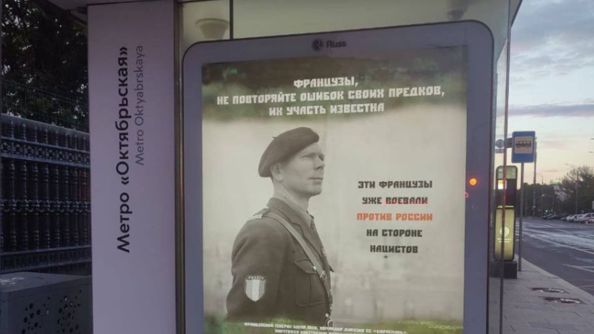 Zaskakujący plakat na rosyjskim przystanku. Wezwano francuskich żołnierzy do poddania się.