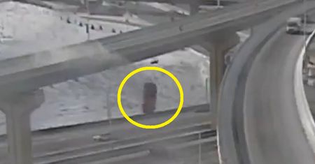 Sceny grozy na wiadukcie. Wszystko nagrała kamera!