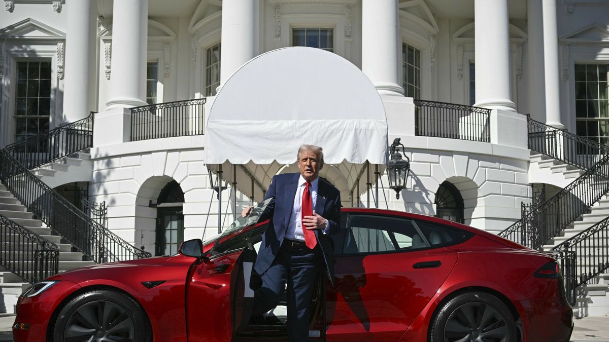 Prezydent Trump kupuje Tesl?
President Donald Trump steps out of a red Model S Tesla vehicle on the South Lawn of the White House Tuesday, March 11, 2025, in Washington. (Pool via AP)