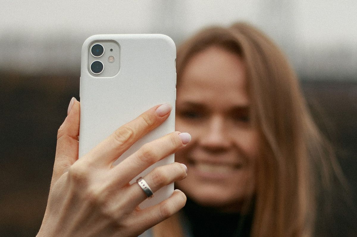 Apple po 5 latach dogania Samsunga. iPhone 14 z nowym aparatem do selfie