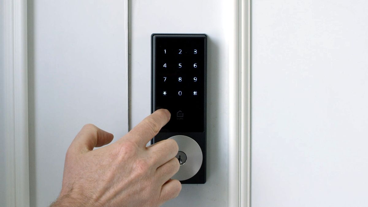 Masz taki zamek do drzwi? Potencjalnie każdy może go obejść (fot. KeyWe @ YouTube)
