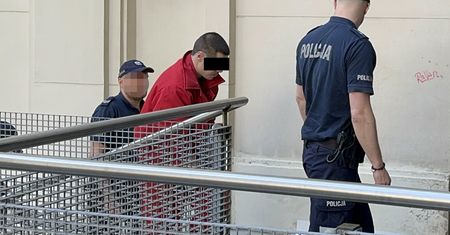 Dorian S. w drodze na przesłuchanie. Padło pytanie o morderstwo Lizy