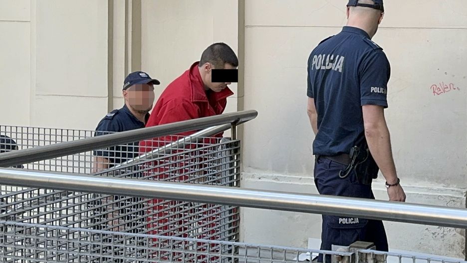 Dorian S. w trakcie doprowadzenia na ponowne przesłuchanie