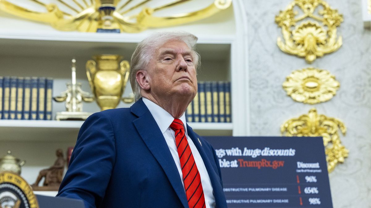 US President Donald Trump announces a drug pricing deal during a press conference in the Oval Office
epa12446101 US President Donald Trump looks on during the announcement of a drug pricing deal during a press conference in the Oval Office of the White House in Washington, DC, USA, 10 October 2025. The deal, made with AstraZeneca CEO Pascal Soriot, includes deep price cuts for the Medicaid health plans and discounted prices through the TrumpRx website opening next year.  EPA/SHAWN THEW / POOL 
Dostawca: PAP/EPA.
SHAWN THEW / POOL
Oval Office, portrait, painting