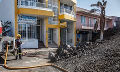 La Palma. Mieszkańcy wracają do domów. Wielkie sprzątanie po wulkanie (ZDJĘCIA)