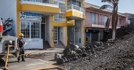La Palma. Mieszkańcy wracają do domów. Wielkie sprzątanie po wulkanie (ZDJĘCIA)