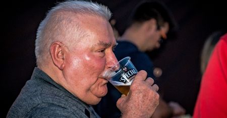 Lech Wałęsa nie wytrzymał. Wyszedł, żeby się napić