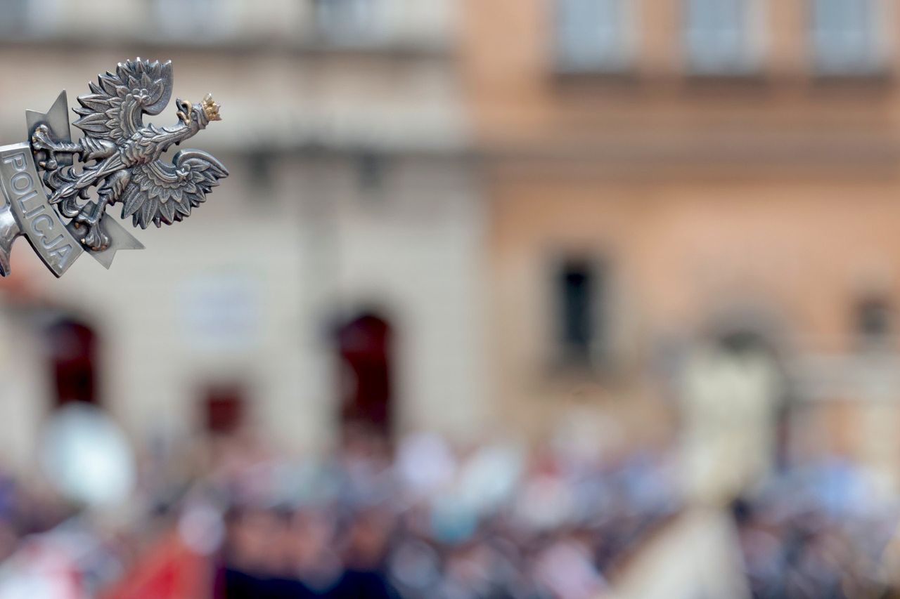 Pracownik Policji jak nauczyciel - chce mieć lepsze pieniądze. Policjant staje w jego obronie