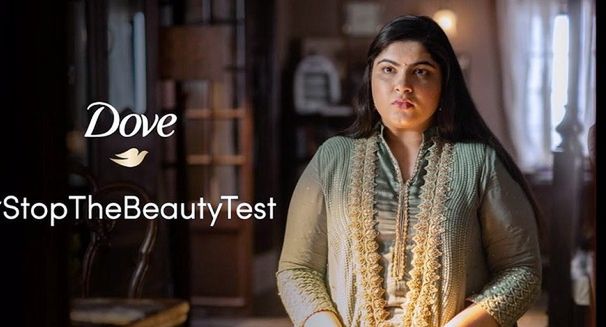 Dove zwraca uwagę na krzywdzące ocenianie kobiet swatanych w Indiach