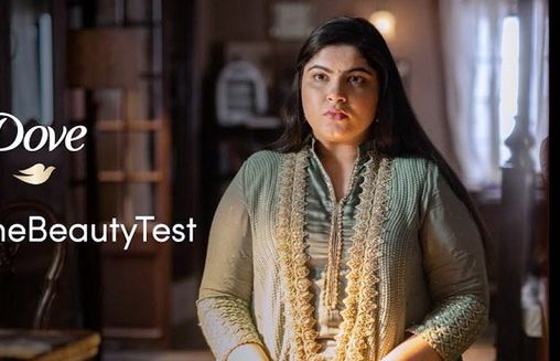 Dove zwraca uwagę na krzywdzące ocenianie kobiet swatanych w Indiach