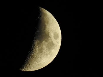 Gigantyczny krater pojawił się na Księżycu. NASA odkryła ślad kosmicznego uderzenia