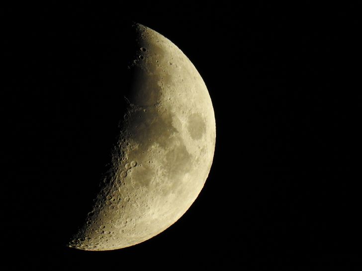 Gigantyczny krater pojawił się na Księżycu. NASA odkryła ślad kosmicznego uderzenia