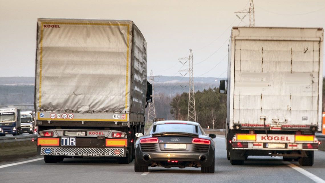 Wyprzedzające się ciężarówki