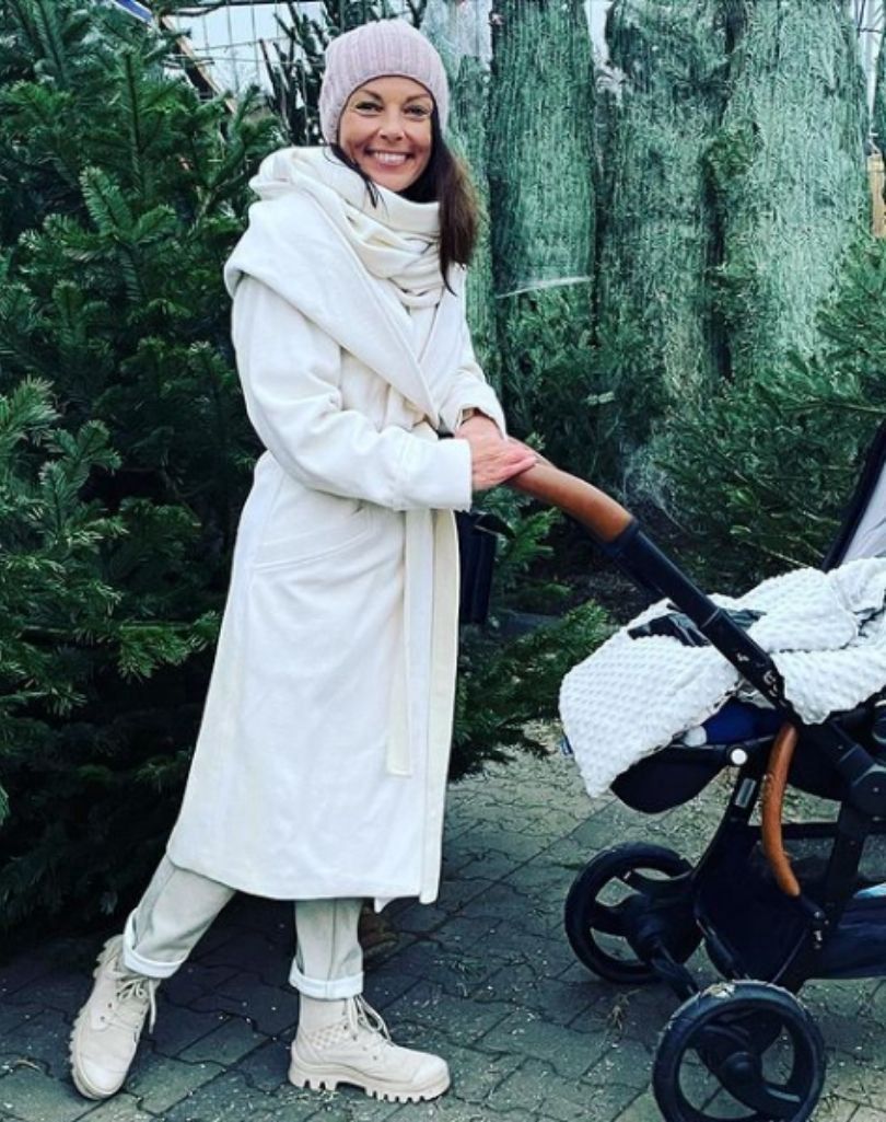 Katarzyna Glinka rozprawia nad swoją figurą pod zdjęciem z sesji sprzed lat