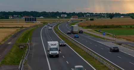 Cios w przewoźników i kluczową branżę w Polsce. Więcej płatnych dróg w e-TOLL