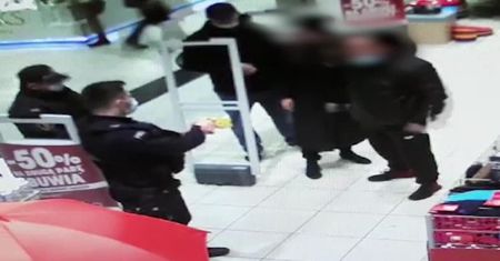Zamość. Policja pokazuje nowy film z galerii. Ostrzega, że nie będzie tolerancji dla antymaseczkowców