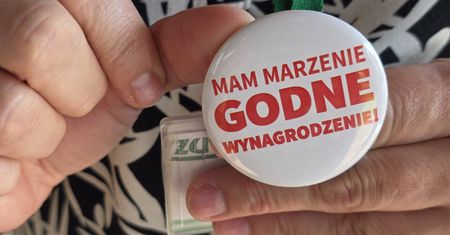 Piotrków Trybunalski: Strajk ostrzegawczy w ZUS. Pracownicy chcą podwyżek, domagając się godnych wynagrodzeń. Kierownicy obsługiwali petentów