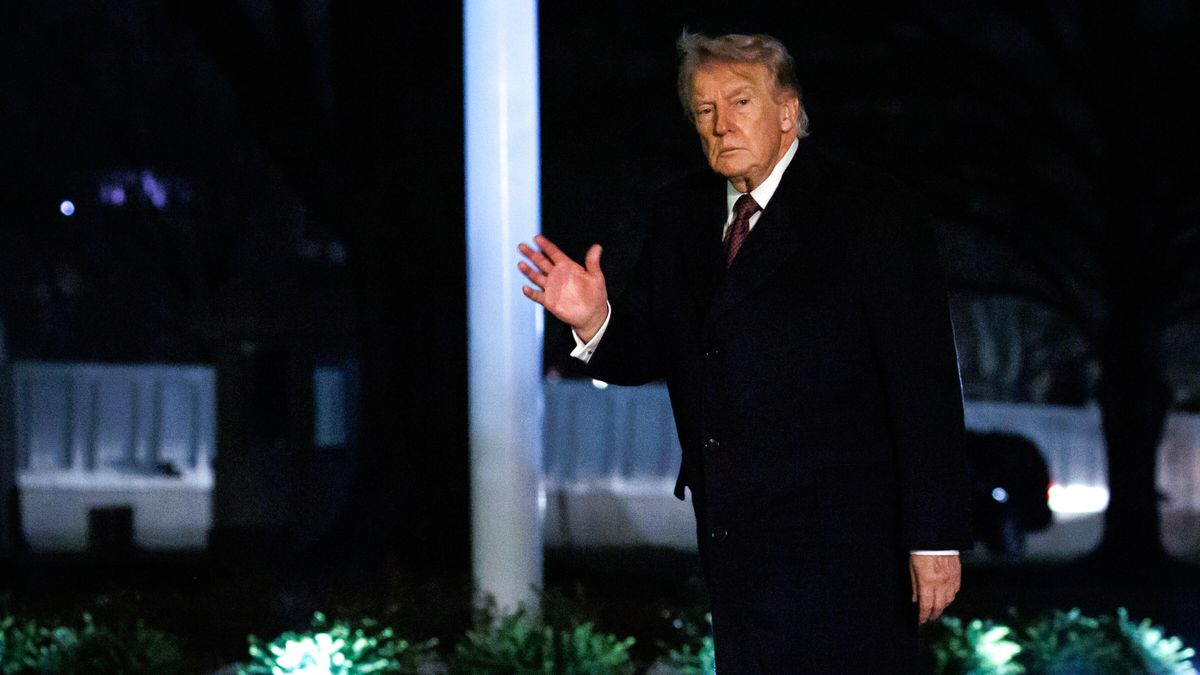 Trump returns to White House after weekend in Florida
epa12824175 US President Donald Trump walks across the South Lawn towards the White House after landing in Marine One in Washington, DC, USA, 15 March 2026. He returned to the White House after spending the weekend at his private club, Mar?a?Lago, in Palm Beach, Florida.  EPA/Samuel Corum / POOL 
Dostawca: PAP/EPA.
Samuel Corum / POOL
Government, Politics