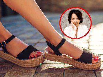 Buty, które "rujnują" stopy latem. Podolog ostrzega