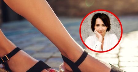 Buty, które "rujnują" stopy latem. Podolog ostrzega