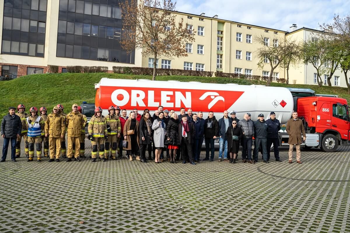 Ćwiczenia służb ratunkowych na wypadek wycieku paliwa z cysterny
