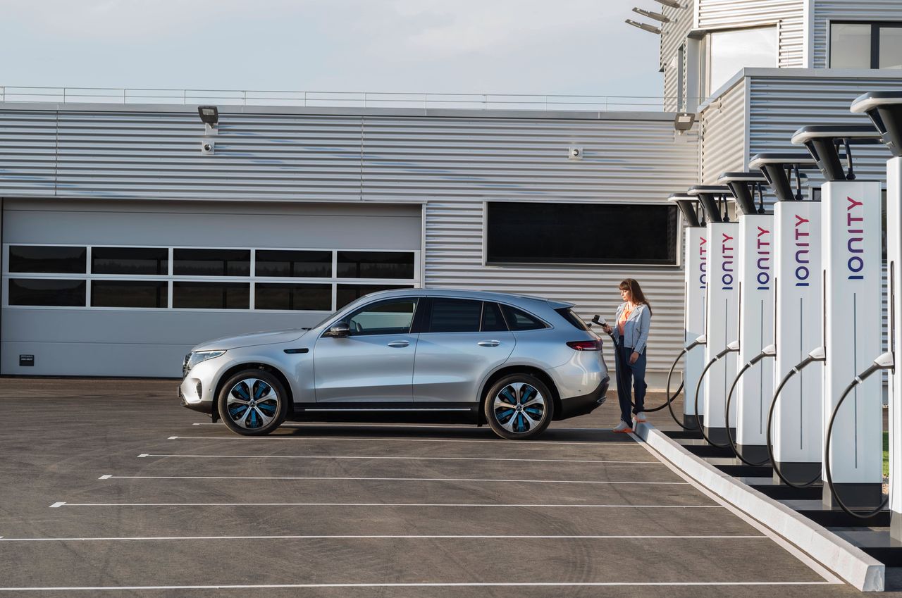 Linia dachu EQC jest bardziej opadająca niż w GLC, ale mniej niż w GLC Coupé